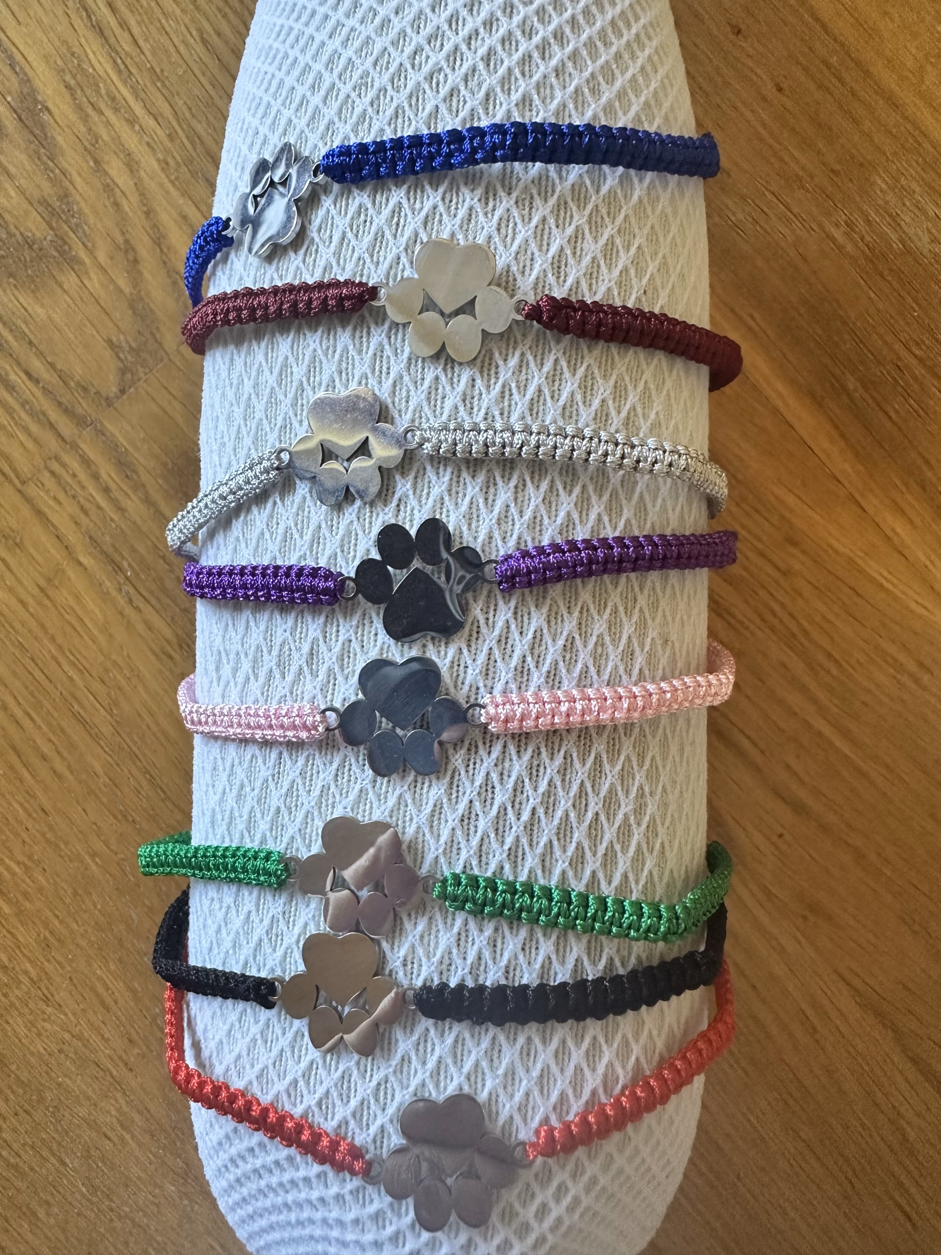 🐾 Handgemachtes Armband mit Pfotenmotiv – in verschiedenen Farben