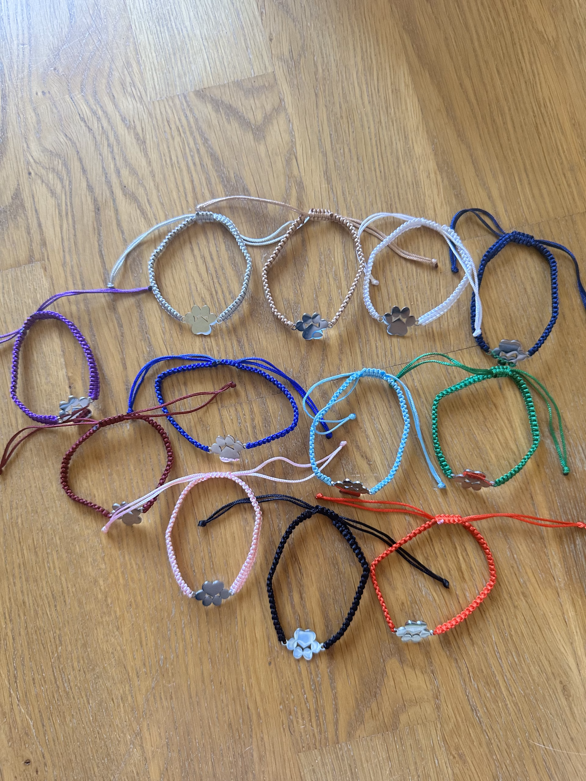 🐾 Handgemachtes Armband mit Pfotenmotiv – in verschiedenen Farben – Bild 2