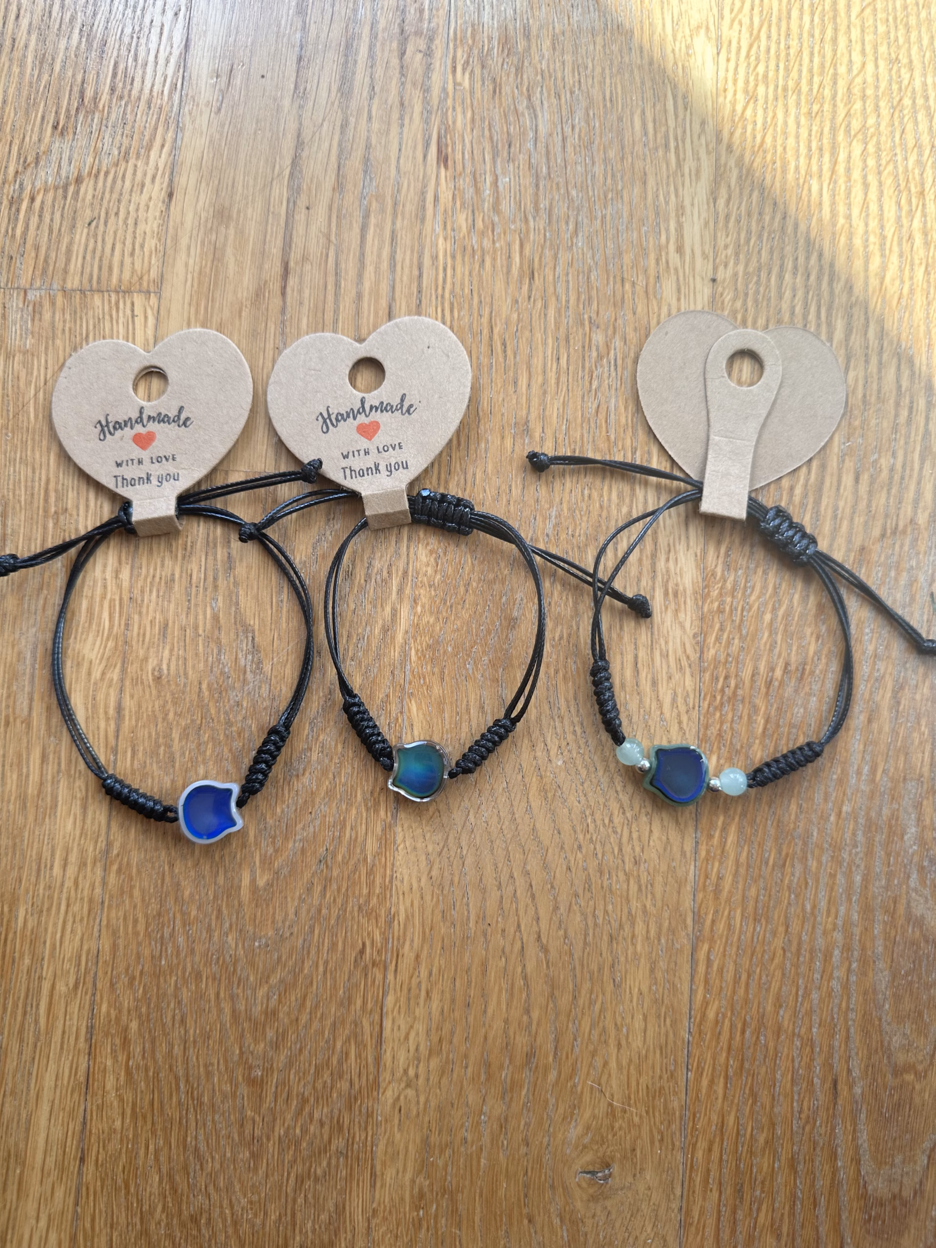 Handgemachtes Armband mit farbwechselndem Katzenkopf – verstellbar