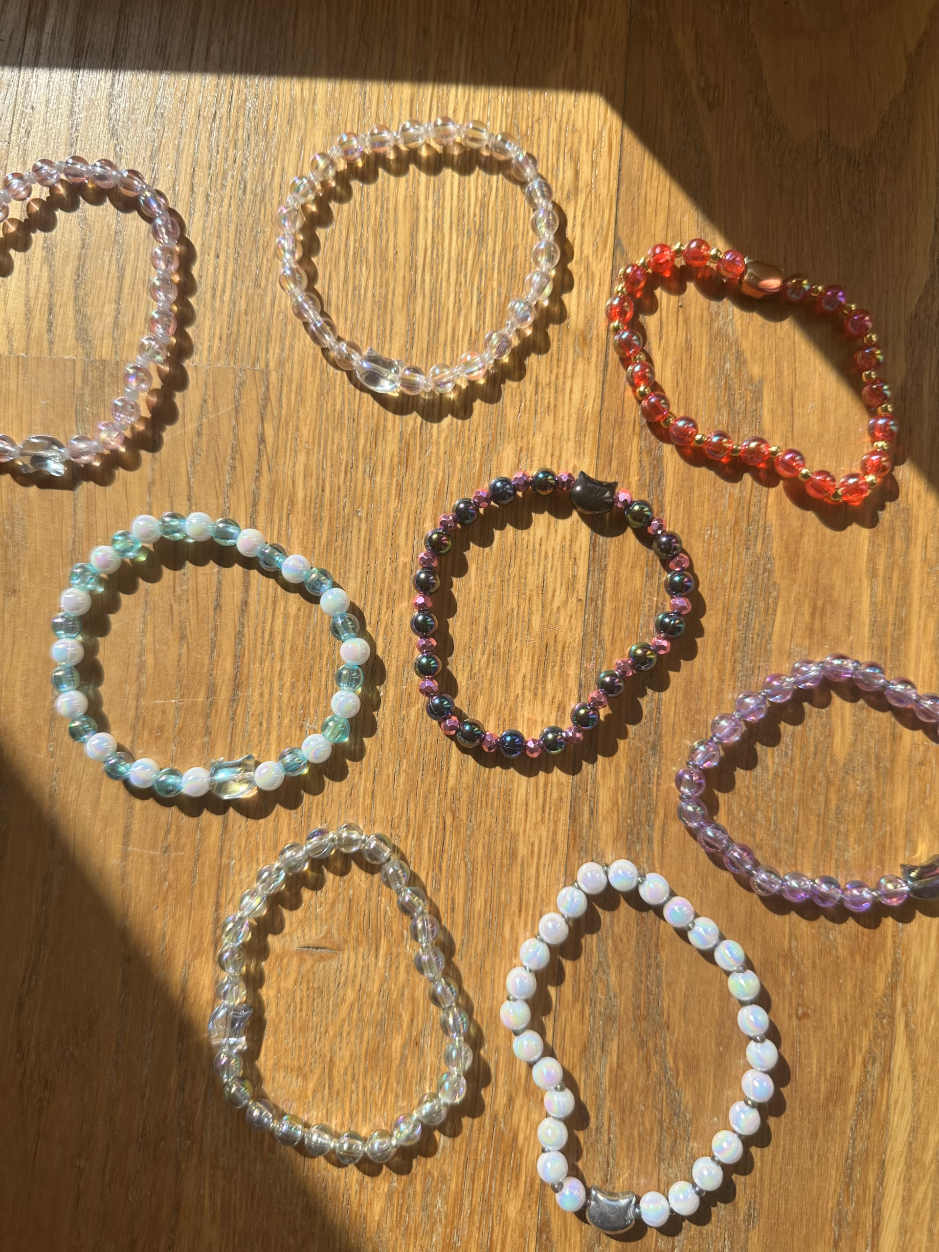 Handgemachtes Perlenarmband mit Katzenkopf – dehnbar